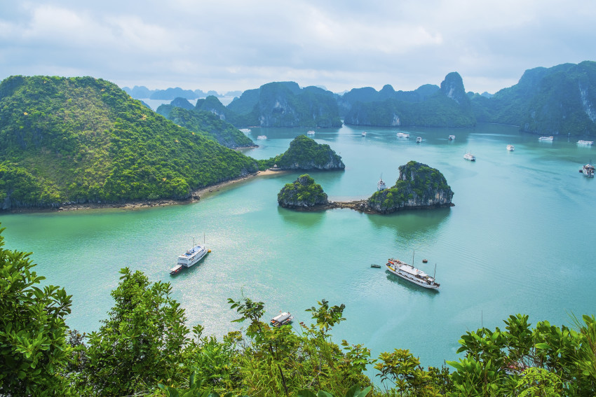 Visit “The Bay of Descending Dragons” At Halong Bay With Yampu Tours ...