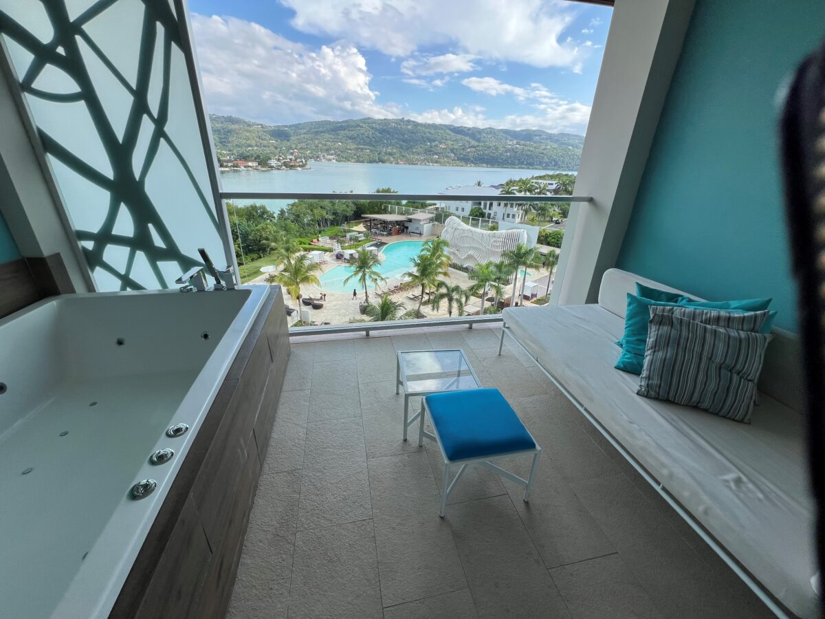 Balcony with hot tub at Breathless resort